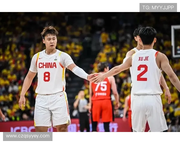 中国男足逆转取胜亚洲杯预选赛关键战全队表现顽强赢得球迷掌声